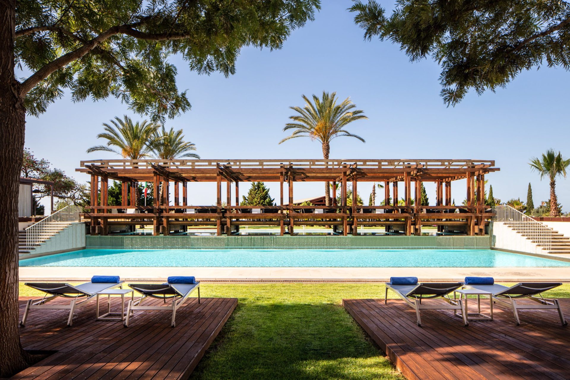 Victoria_Golf_Resort_&_Spa_Cascades_Pool_Bar_Hero